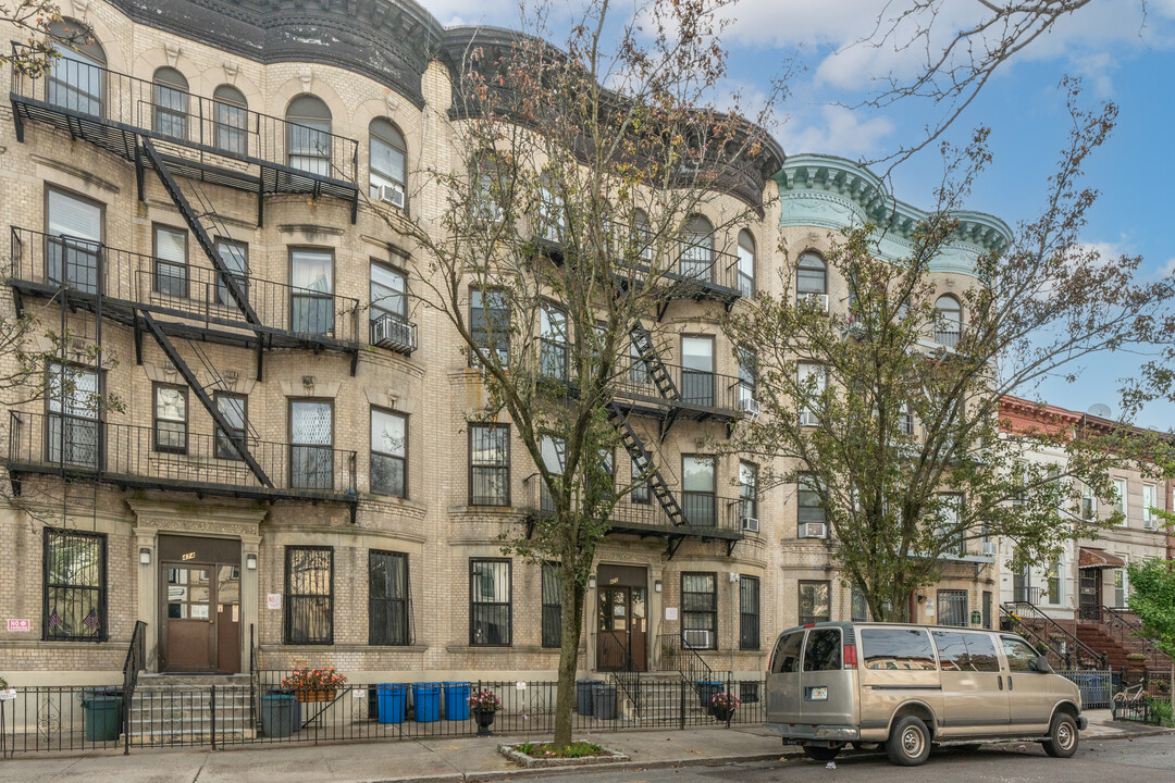 472 Bainbridge St in Brooklyn, NY - Foto de edificio