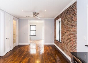 434 W 52nd St, Unit 14 in New York, NY - Building Photo - Building Photo