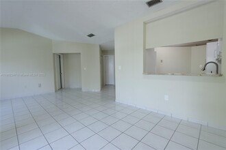 11165 NW 7th St in Miami, FL - Building Photo - Building Photo