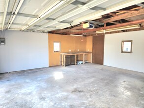 100 W Short St in Solon, IA - Building Photo - Building Photo