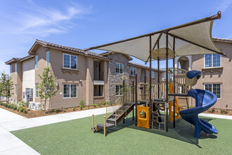 The Reserve Apartment Homes in Bakersfield, CA - Foto de edificio - Building Photo