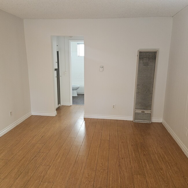 8809 Etiwanda Ave, Unit 19 in Los Angeles, CA - Building Photo - Building Photo