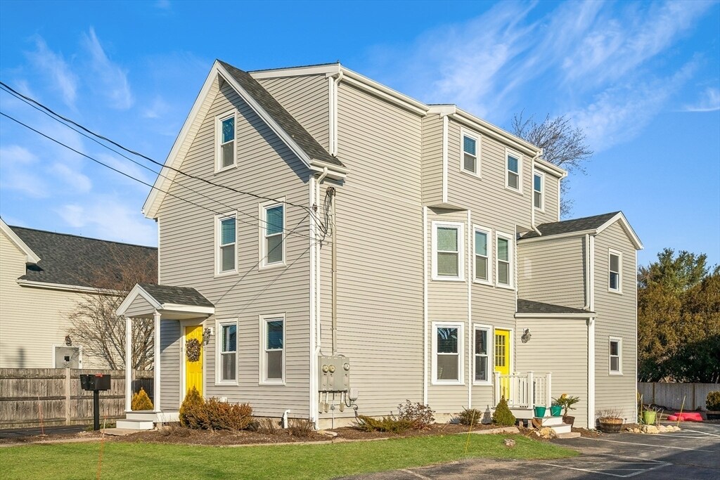 30 E Chestnut St in Sharon, MA - Foto de edificio
