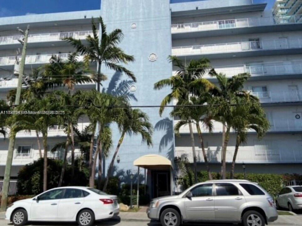 677 NE 24th St in Miami, FL - Building Photo