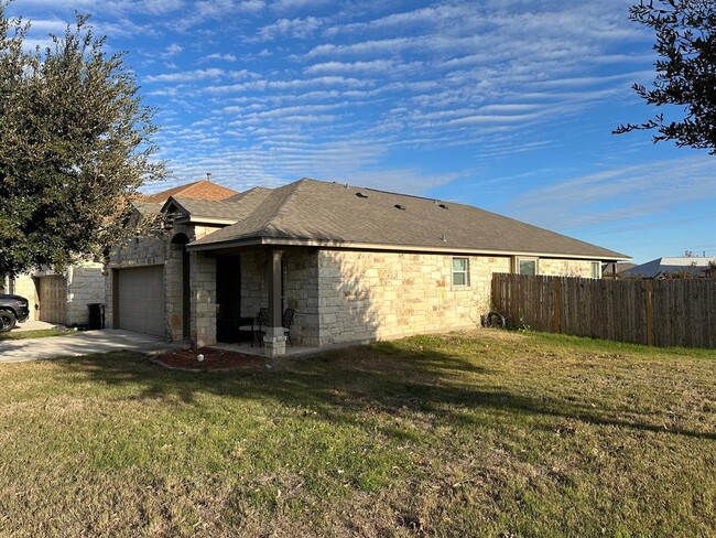 102 Goldenrod Dr in San Marcos, TX - Foto de edificio - Building Photo