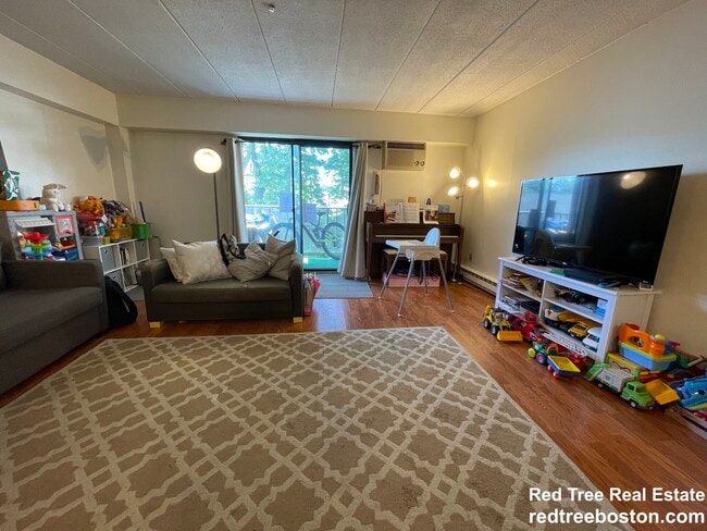 125 Pleasant St, Unit 308 in Brookline, MA - Foto de edificio - Building Photo