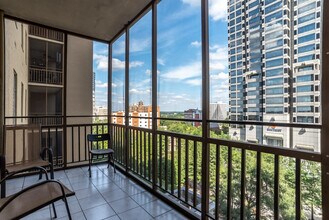 300 W Peachtree St NW in Atlanta, GA - Foto de edificio - Building Photo