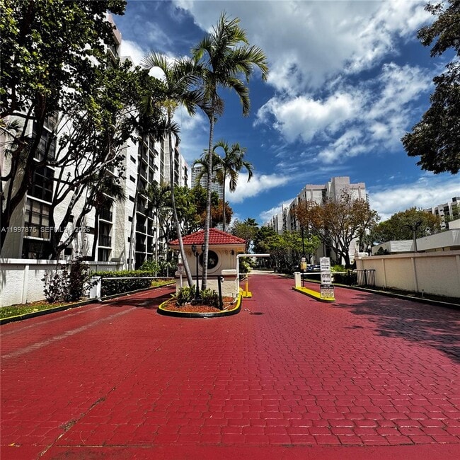 16919 N Bay Rd in Sunny Isles Beach, FL - Foto de edificio - Building Photo