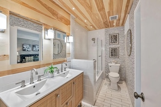 879 Woodside Ln E in Sacramento, CA - Building Photo - Building Photo