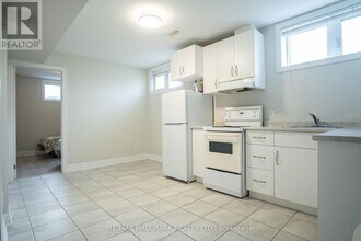 35 Roberta Dr in Toronto, ON - Building Photo - Building Photo