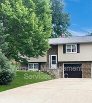 140A Woodview Dr in Cottage Grove, WI - Building Photo