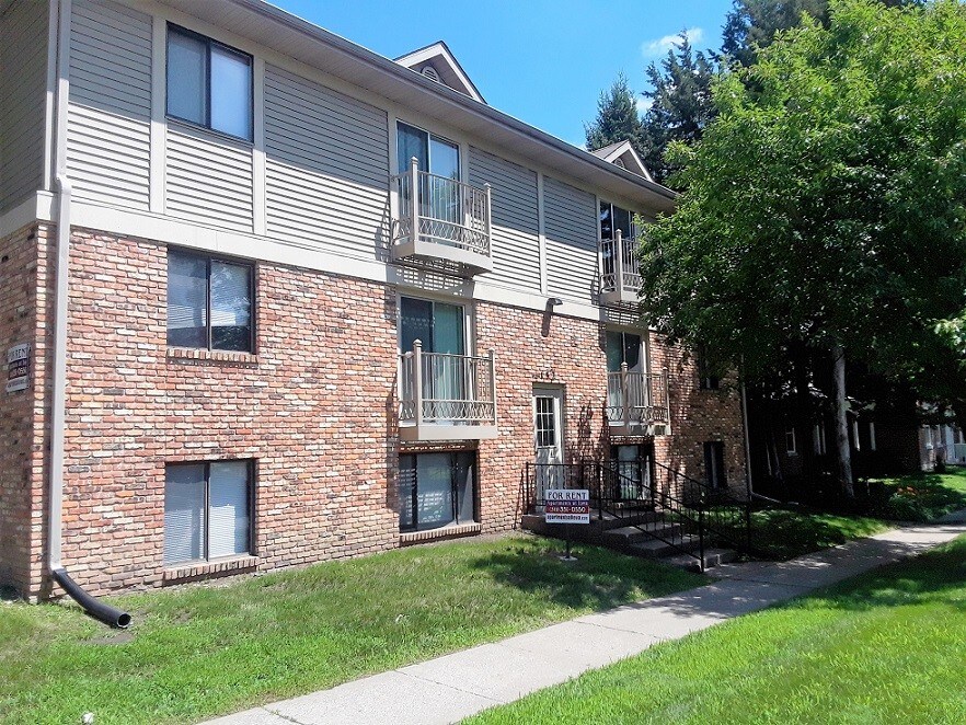 132 N Dodge St in Iowa City, IA - Building Photo