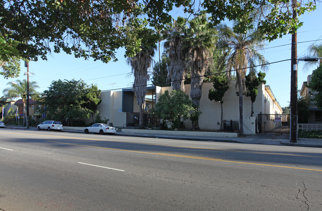 Capri Apartments in Van Nuys, CA - Building Photo