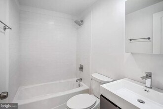 24 N St NW, Unit 2 in Washington, DC - Foto de edificio - Building Photo