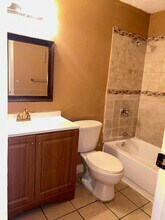 2440 NW 39th Wy in Lauderdale Lakes, FL - Foto de edificio - Building Photo