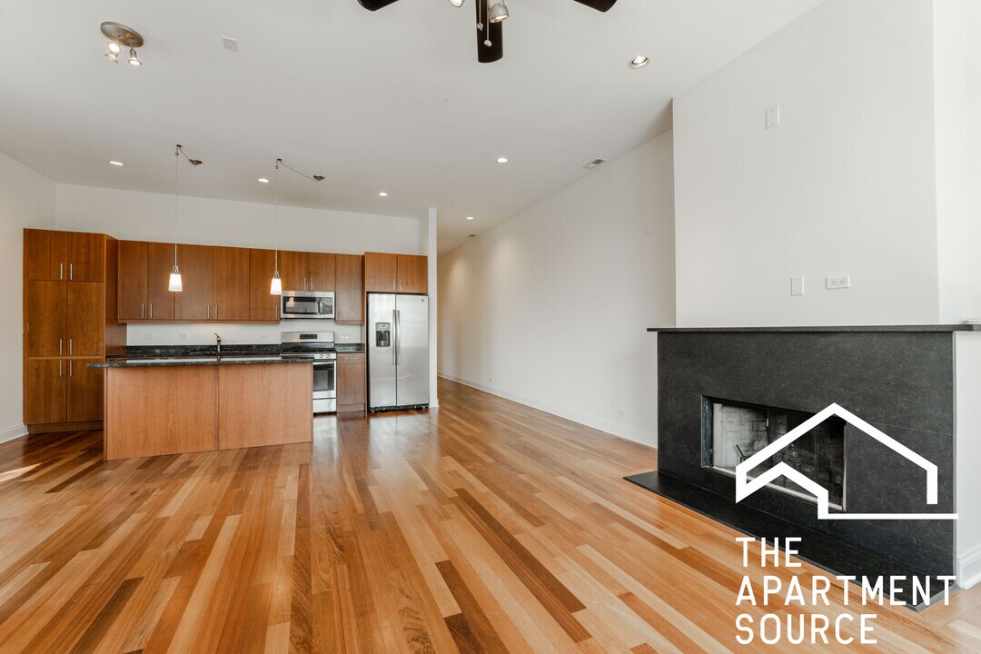 1354 W Augusta Blvd, Unit 302 in Chicago, IL - Building Photo