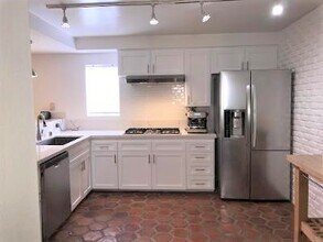 13065 Mindanao Way, Unit 12 in Marina Del Rey, CA - Building Photo - Building Photo