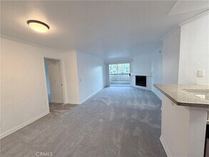 5535 Canoga Ave, Unit 204 in Los Angeles, CA - Building Photo - Building Photo