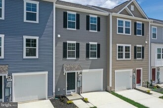 233 Clifton Mnr in Falling Waters, WV - Building Photo - Building Photo