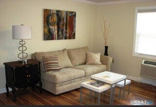 52 Essex St in Deep River, CT - Foto de edificio - Building Photo