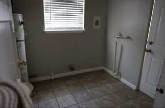 1424 Sycamore Dr in Wasco, CA - Foto de edificio - Building Photo