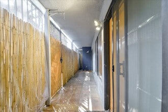 1940 N Highland Ave in Los Angeles, CA - Foto de edificio - Building Photo