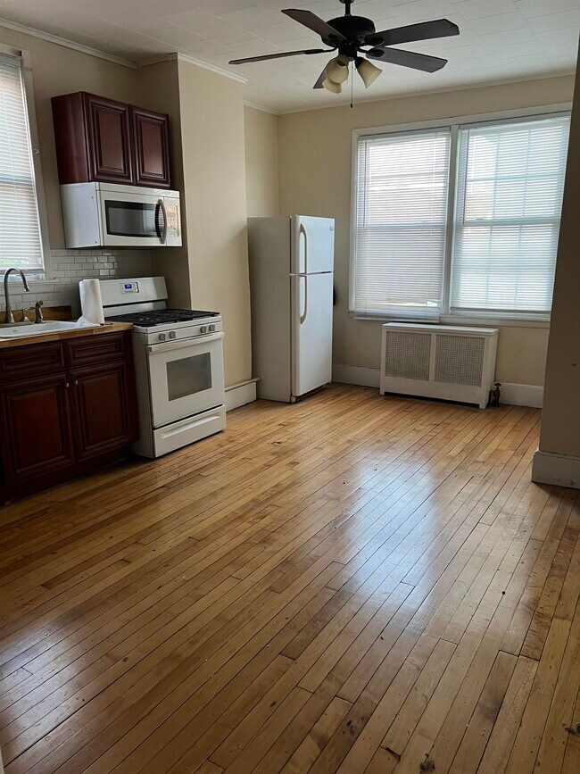 4404 Bergen Turnpike in North Bergen, NJ - Foto de edificio - Building Photo