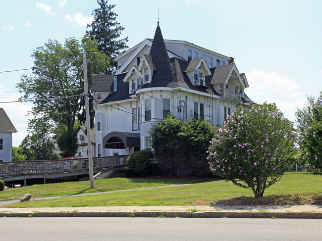 16 Congress St in Milford, MA - Foto de edificio - Building Photo