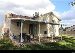 5365 S 3750 W in Roy, UT - Foto de edificio - Building Photo