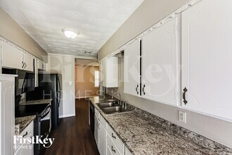 902 Poinsettia Dr in Lancaster, TX - Foto de edificio - Building Photo