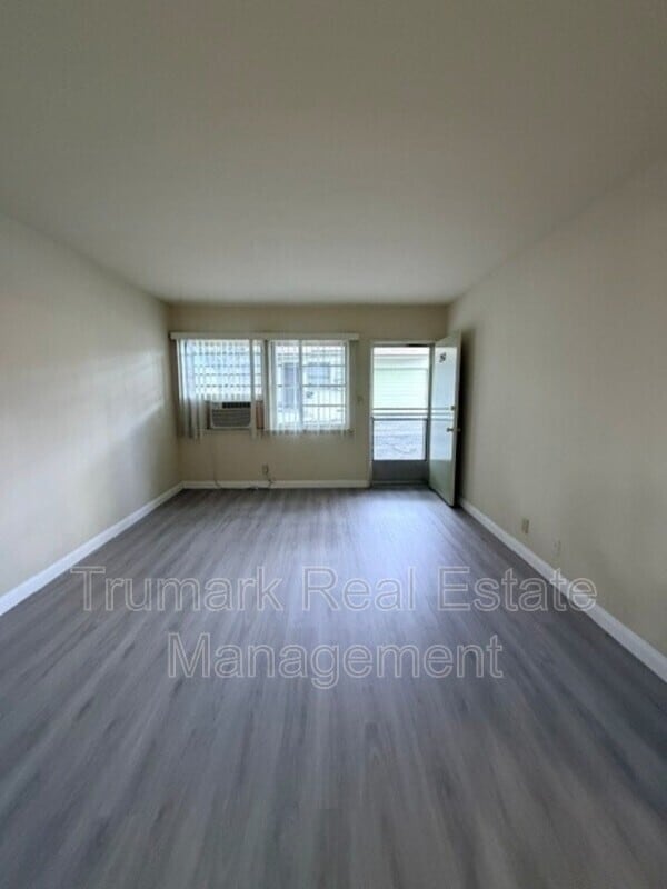 property at 2511.5 Montrose Ave