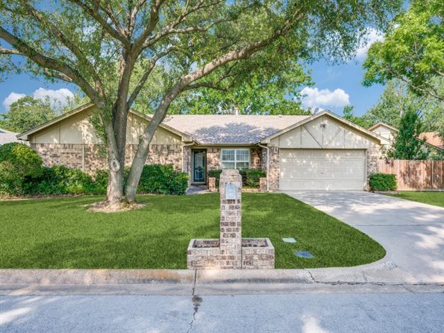2121 Northglen Dr in Hurst, TX - Foto de edificio