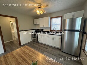 562 W Elliott Ave in Springfield, IL - Foto de edificio - Building Photo