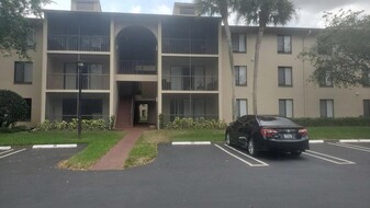 203 Foxtail Dr in Greenacres, FL - Building Photo