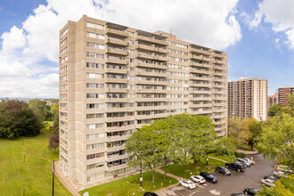 Manoir IV in Montréal, QC - Building Photo - Building Photo