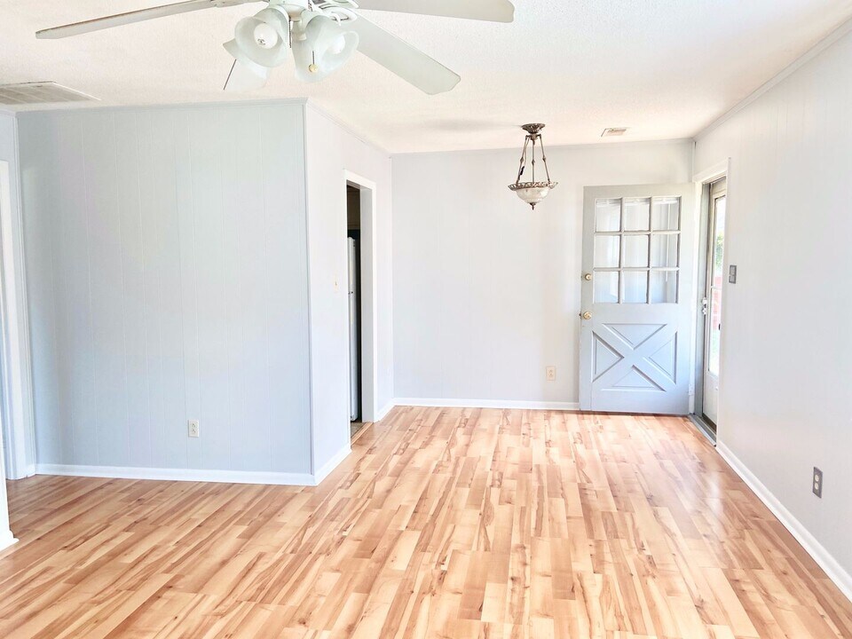 2220 Dinwiddie Rd in Virginia Beach, VA - Building Photo