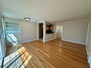 5221 W 71st St in Prairie Village, KS - Building Photo - Building Photo