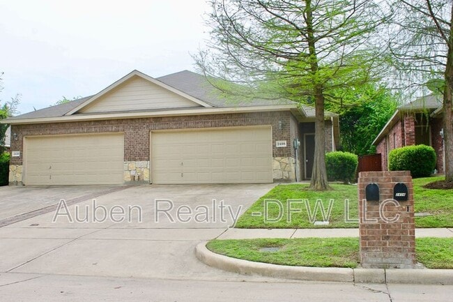 property at 2410 Ravenwood Ct