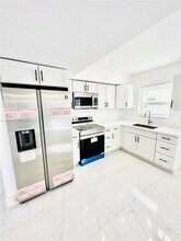 1860 NE 154th St in North Miami Beach, FL - Foto de edificio - Building Photo