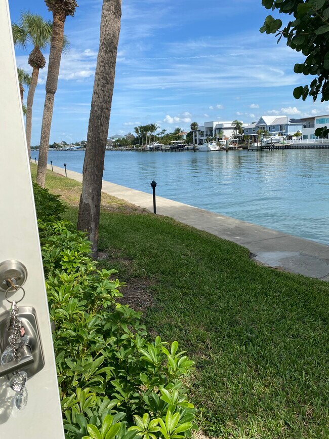 5555 Gulf Blvd, Unit 104 in St Pete Beach, FL - Building Photo - Building Photo
