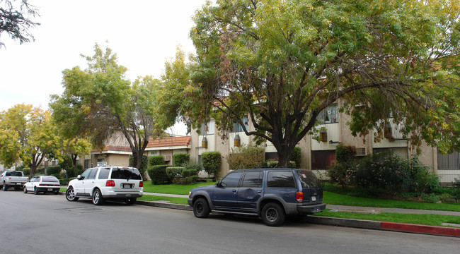 8825 Cedros Ave in Panorama City, CA - Foto de edificio - Building Photo