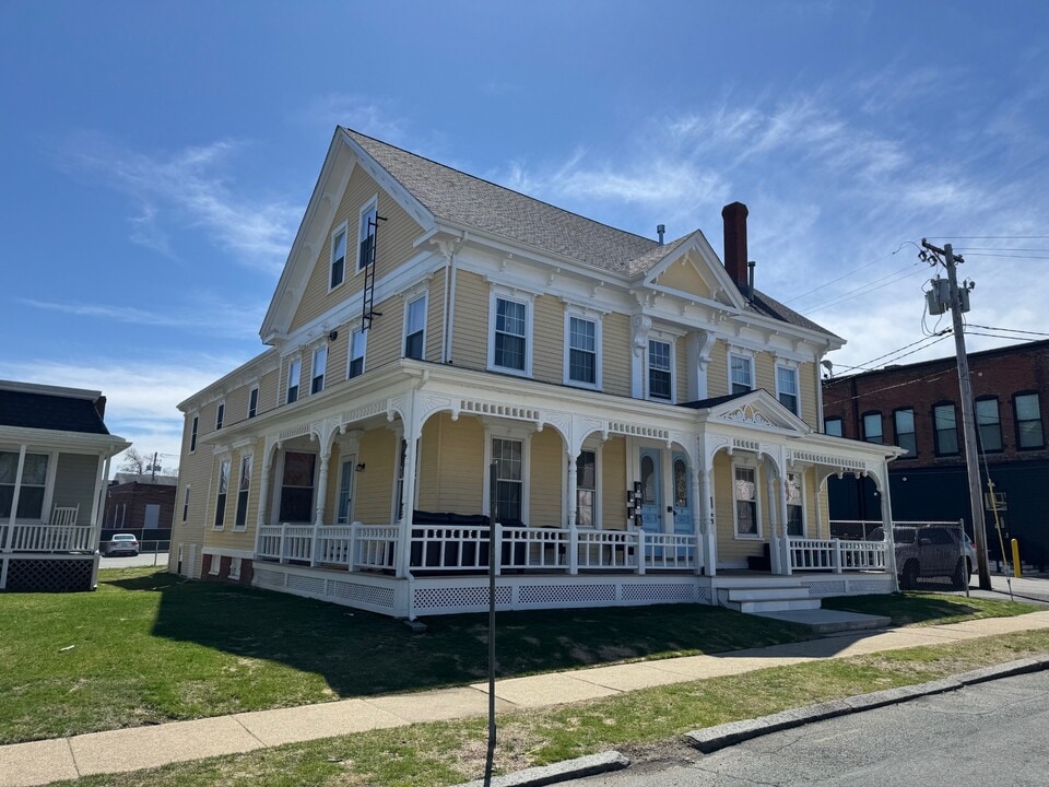 17 Whitman Ave, Unit 2R in Whitman, MA - Building Photo