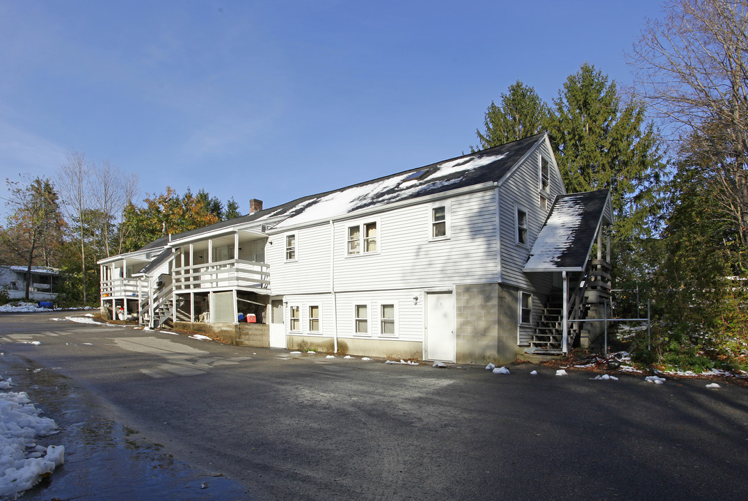 13 Railroad in Newmarket, NH - Foto de edificio