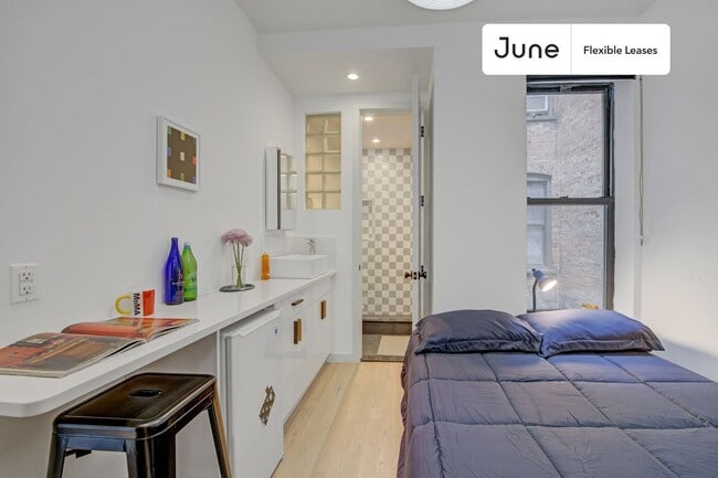 Chic ROOM at The Maison Suydam, Unit 2 in Brooklyn, NY - Foto de edificio - Building Photo