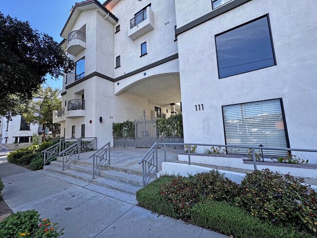111 S Oak Knoll Ave, Unit 203 in Pasadena, CA - Building Photo - Building Photo