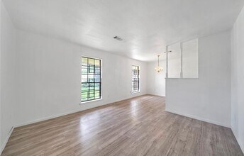 8447 Sterlingshire St in Houston, TX - Building Photo - Building Photo