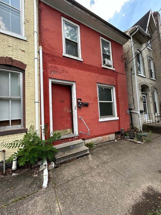109 N Arch St in Milton, PA - Building Photo