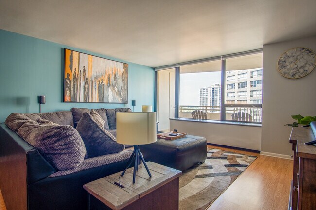 3930 N Pine Grove Ave in Chicago, IL - Building Photo - Building Photo