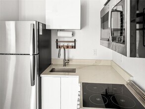 551 NE 26th St in Wilton Manors, FL - Building Photo - Building Photo