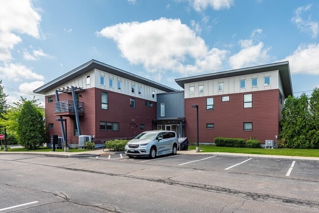 677 Dennett St in Portsmouth, NH - Building Photo - Building Photo